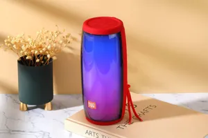Vue détaillée du haut-parleur Bluetooth sans fil portable avec des lumières LED colorées.