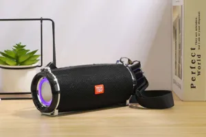 Tragbarer kabelloser Outdoor Bluetooth Lautsprecher Detail mit Mesh Design und Gurt.