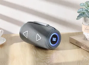 Tragbarer kabelloser Bluetooth-Lautsprecher mit RGB-Beleuchtung und Tragegurt für den Außenbereich.