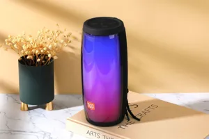 Gros plan de l'enceinte Bluetooth portable sans fil avec éclairage LED coloré et grille.