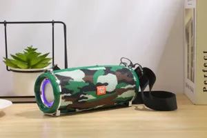 Tragbarer kabelloser Bluetooth-Lautsprecher für den Außenbereich mit Tarnmuster und starkem Bass.