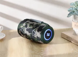 Tragbarer Outdoor Bluetooth Lautsprecher mit RGB Beleuchtung, Camo Design und starkem Bass.