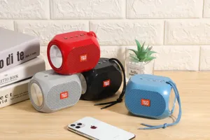 Tragbarer kabelloser Bluetooth-Lautsprecher mit wasserdichtem Subwoofer und Kartenschlitz.