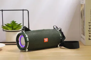 Tragbarer Outdoor Bluetooth Lautsprecher mit starkem Bass, bunten Lichtringen und Tragegurt.