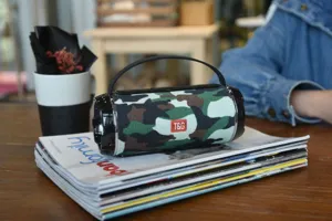 Detailansicht des tragbaren, wasserdichten Tarn-Drahtlos-Bluetooth-Lautsprechers mit Akku.