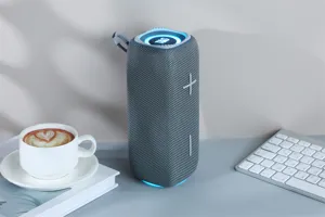 Tragbarer wasserdichter kabelloser Bluetooth-Lautsprecher mit RGB-Lichtern für den Außeneinsatz.