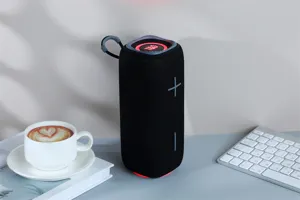 Nahaufnahme des schwarzen tragbaren Bluetooth-Lautsprechers mit RGB-Licht auf dem Schreibtisch.