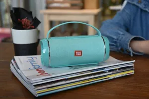 Türkis tragbarer kabelloser Bluetooth Lautsprecher Detailansicht im kompakten Zylinderdesign.