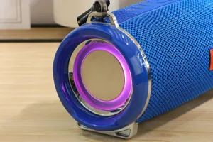 Tragbarer blauer Bluetooth-Lautsprecher Detailansicht, zylindrisches Funk-Audiogerät.