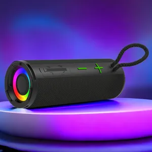 Tragbarer kabelloser Bluetooth-Lautsprecher mit RGB-Licht, starkem Bass und Tragegurt.