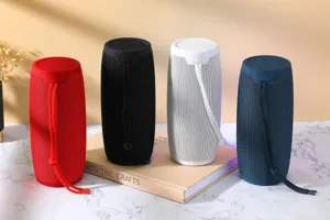 Haut-parleur Bluetooth sans fil portable avec design en maille cylindrique et lanière.