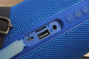 Detailansicht des blauen tragbaren Bluetooth-Lautsprecher-Bedienfelds und der Multimedia-Anschlüsse.