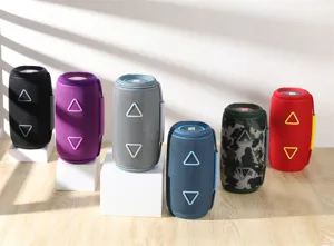 Tragbarer zylindrischer Bluetooth Lautsprecher mit Stoffbezug und RGB Licht für den Outdoor Einsatz.
