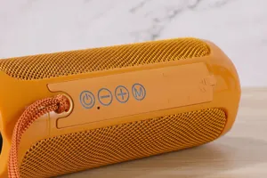 Tragbarer kabelloser Bluetooth-Lautsprecher mit Stoffnetz und oranger Oberfläche Details