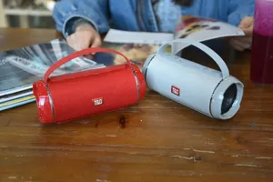Tragbarer kabelloser Bluetooth-Lautsprecher mit Griff, Doppeldesign für den Innen- und Aussenbereich.