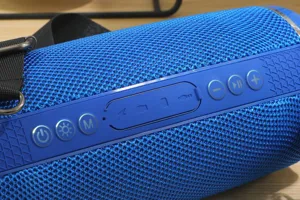 Blaue tragbare drahtlose Bluetooth-Lautsprecher Detailansicht für den Outdoor-Einsatz.
