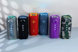 Tragbarer kabelloser Bluetooth-Lautsprecher mit RGB-Beleuchtung und starkem Bass für außen.