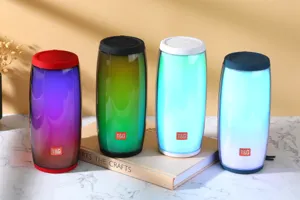 Enceinte Bluetooth sans fil avec lumières LED colorées, design de pilier portable pour l'extérieur.