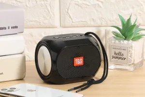 Detail des tragbaren Bluetooth-Lautsprechers für den Außenbereich mit schwarzem Gehäuse und Schlaufe.
