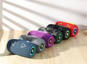 Tragbare Bluetooth-Lautsprecher in bunten Farben zeigen zylindrisches Design mit RGB Licht.