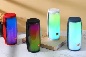Vue détaillée de haut-parleurs Bluetooth sans fil portables avec lumières LED RVB colorées.