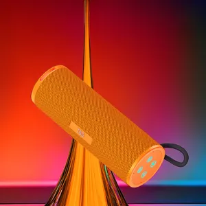 Tragbarer kabelloser Bluetooth-Lautsprecher mit leuchtend orangenem Stoffnetz und Band.