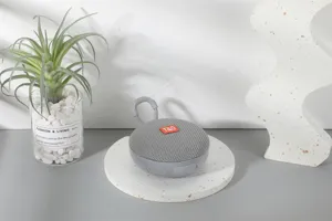 Vista dettagliata dell'altoparlante Bluetooth portatile grigio con gancio di sospensione.