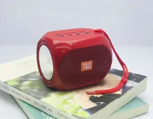 Tragbarer kabelloser Bluetooth-Lautsprecher in Rot für Musik im Freien mit praktischem Tragegurt.