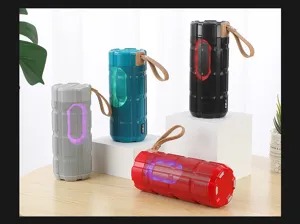 Altoparlante Bluetooth portatile da esterno impermeabile con luci LED e cinturino in vari colori.