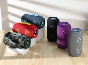 Tragbarer zylindrischer Outdoor Bluetooth Lautsprecher mit RGB-Ringen und Farboptionen.