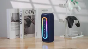 Tragbarer Bluetooth Lautsprecher mit RGB Lichtleiste, zylindrischem Design und Bedienfeld.