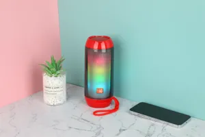 Tragbarer kabelloser Bluetooth-Lautsprecher mit bunten RGB-Lichtern und rotem Tragegurt.