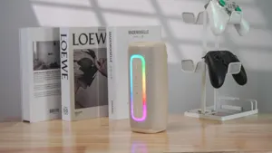 Tragbarer kabelloser Bluetooth-Lautsprecher mit lebendiger RGB-LED-Leiste für den Innenbereich.