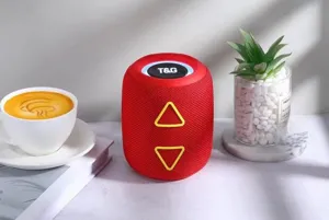 Enceinte Bluetooth sans fil cylindrique avec lumières colorées et boutons triangulaires.