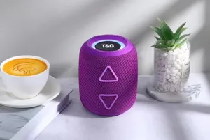 Haut-parleur Bluetooth sans fil cylindrique violet avec lumière LED colorée vue détaillée.