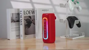 Tragbarer kabelloser Bluetooth Lautsprecher mit RGB LED Lichtleiste für starken Sound.