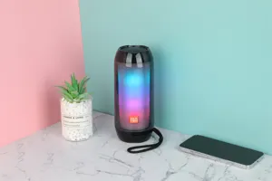 Tragbarer kabelloser Bluetooth-Lautsprecher mit bunten RGB-Lichtern und sattem 3D-Stereosound.