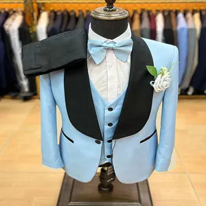Vista detallada de traje slim fit de 3 piezas para hombre, blazer celeste con solapa negra.