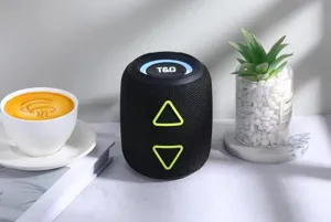Haut-parleur Bluetooth sans fil cylindrique avec boutons verts fluo et éclairage d'ambiance supérieur.