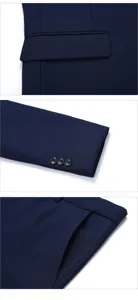 Costume homme bleu marine coupe slim vue détail, boutons de manchette et poche tissu.