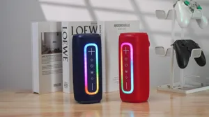 Detailaufnahme tragbarer Bluetooth-Lautsprecher mit RGB-Licht und starkem Outdoor-Bass.