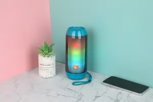 Tragbarer kabelloser Bluetooth-Lautsprecher mit lebendiger RGB-Beleuchtung und Stereoklang.