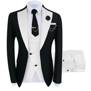 Costume trois pièces pour homme coupe slim avec veste noire à revers blancs et gilet assorti.