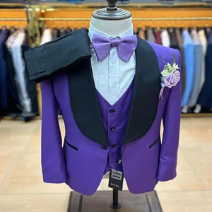 Traje de tres piezas morado slim fit para hombre con solapa chal negra y pajarita.