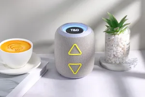 Haut-parleur Bluetooth cylindrique avec lumières colorées, basses profondes et boutons triangulaires.