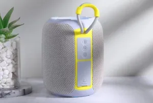 Gros plan sur l'enceinte Bluetooth sans fil portable avec tissu en tissu et boutons de commande.
