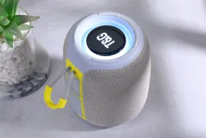 Enceinte Bluetooth sans fil portable avec lumières LED colorées, design cylindrique et sangle jaune.
