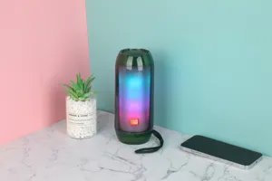 Tragbarer kabelloser Bluetooth-Lautsprecher Detailansicht mit lebendiger RGB-Beleuchtung.