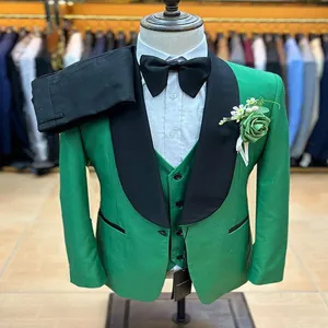Traje de hombre verde slim fit de 3 piezas con solapa chal negra y pajarita elegante
