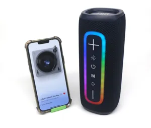 Tragbarer Bluetooth-Lautsprecher mit RGB-Beleuchtung und starkem Bass für den Außenbereich.